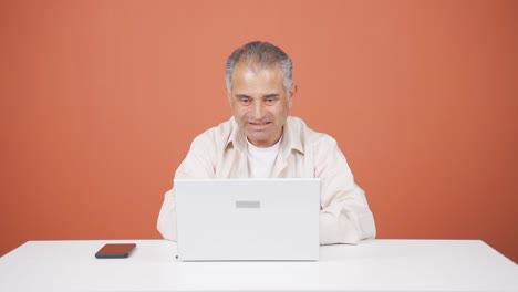 Hombre-Trabajando-Duro-En-La-Computadora-Portátil.